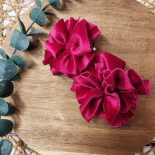 Load image into Gallery viewer, Mini messy dark pink velvet clip set
